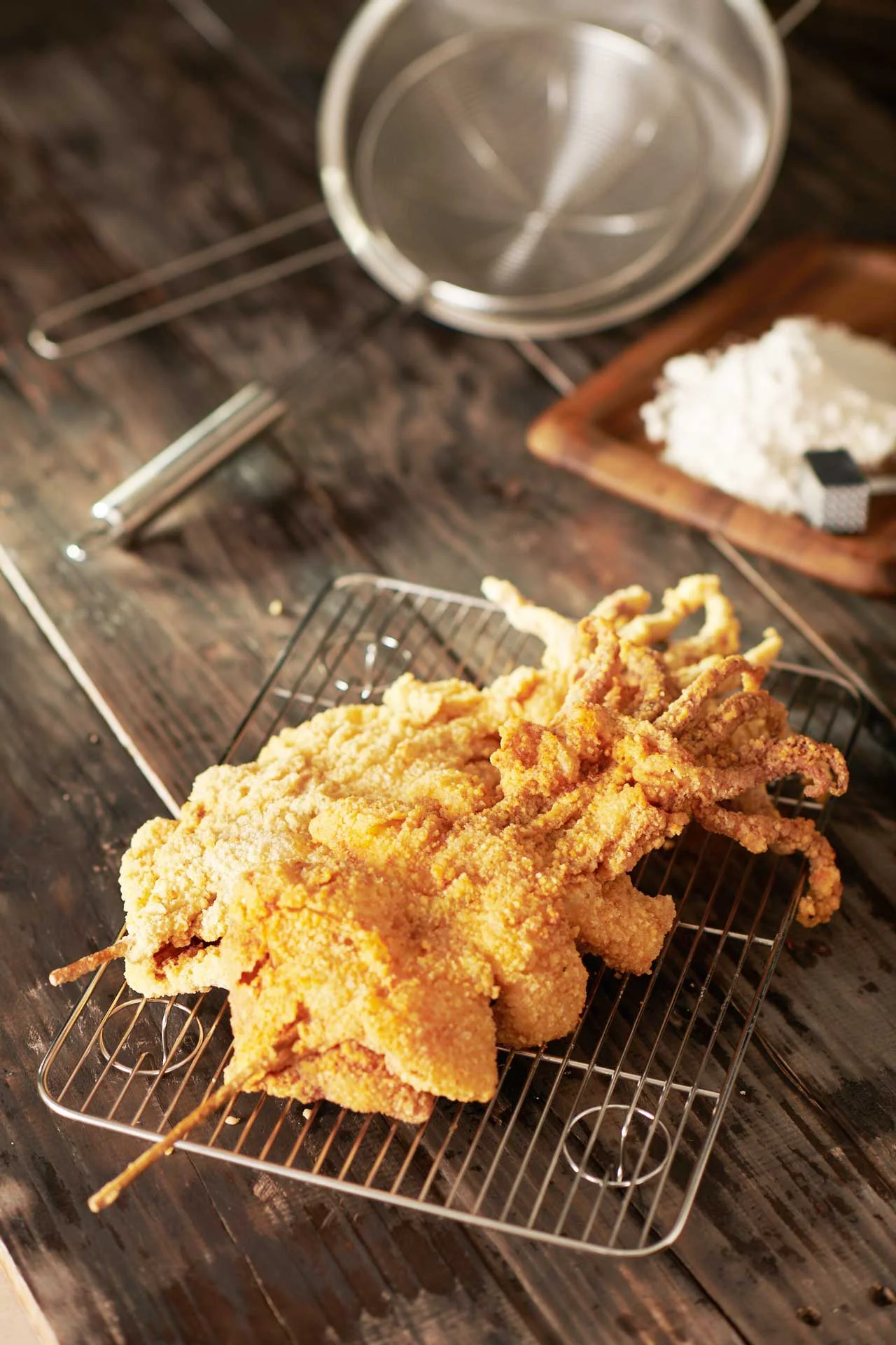 Potongan sotong gergasi yang telah dibersihkan, diperap, dan digoreng hingga keemasan ini menawarkan tekstur yang kenyal tetapi tidak liat, dengan isi yang lembut dan berjus