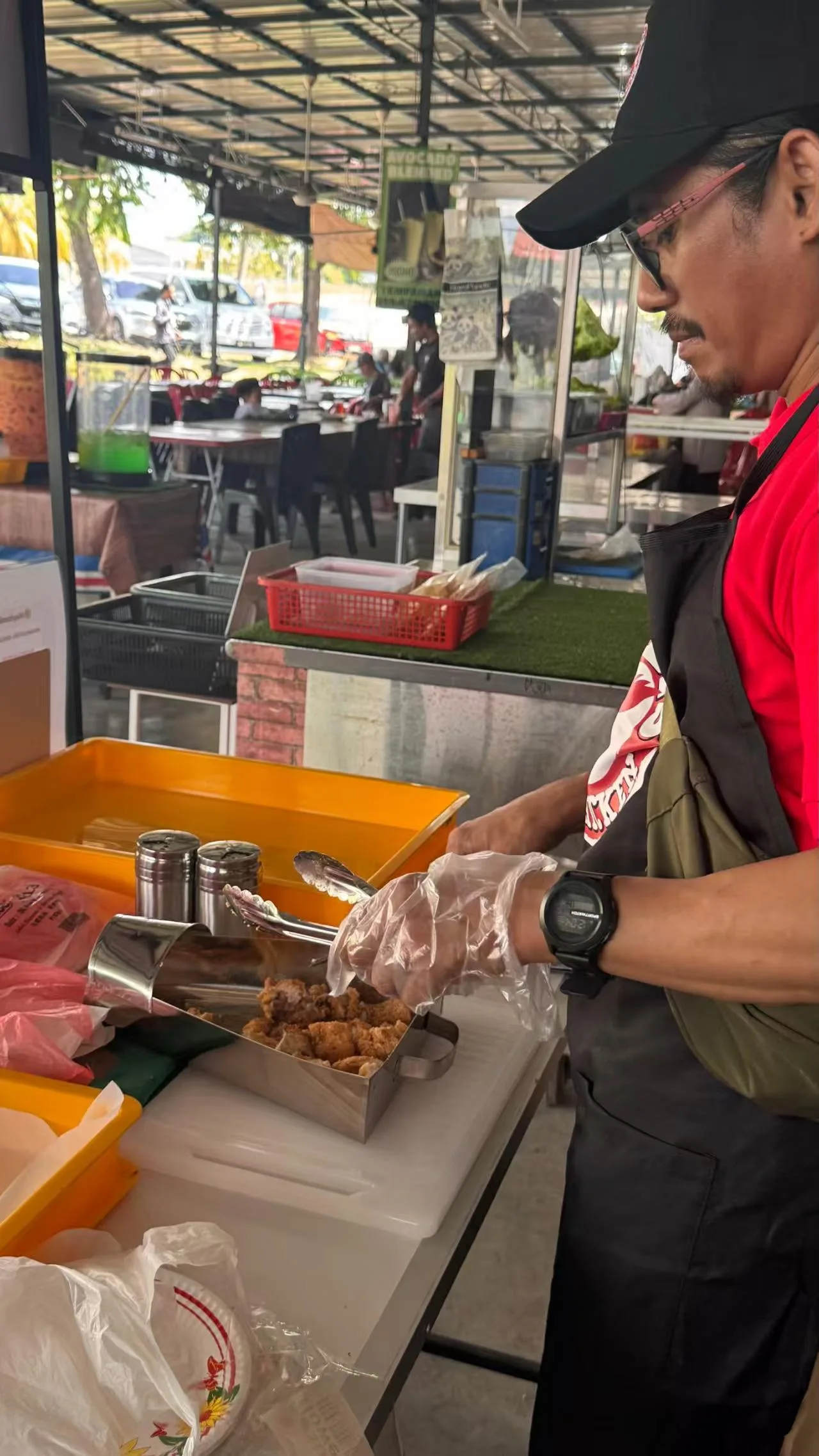 Peniaga menyediakan hidangan untuk mengurangkan masa menunggu.